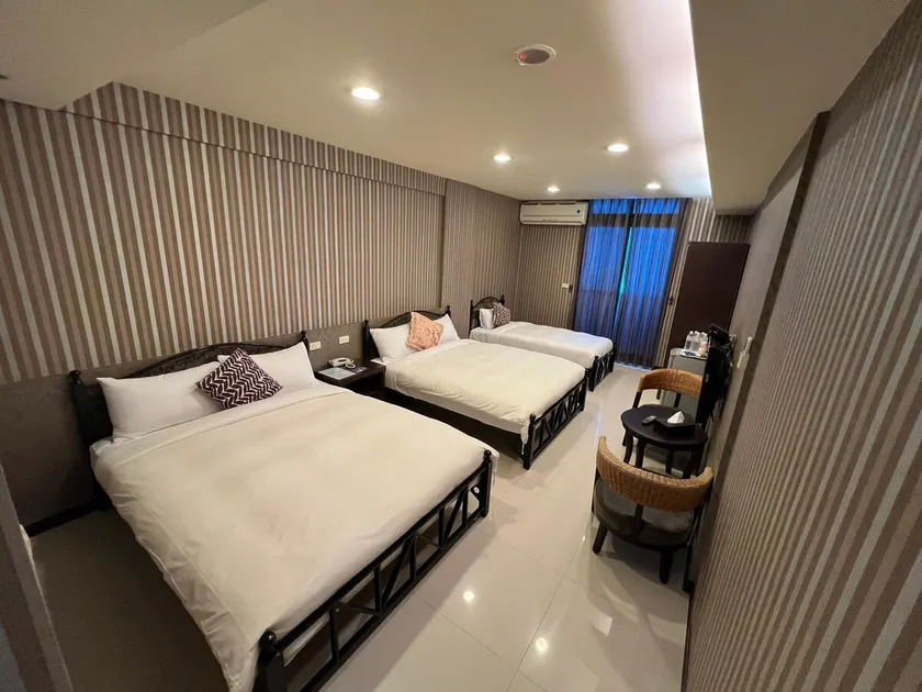 508 - Five-person room - 2 double beds 1 single bed - Image 1