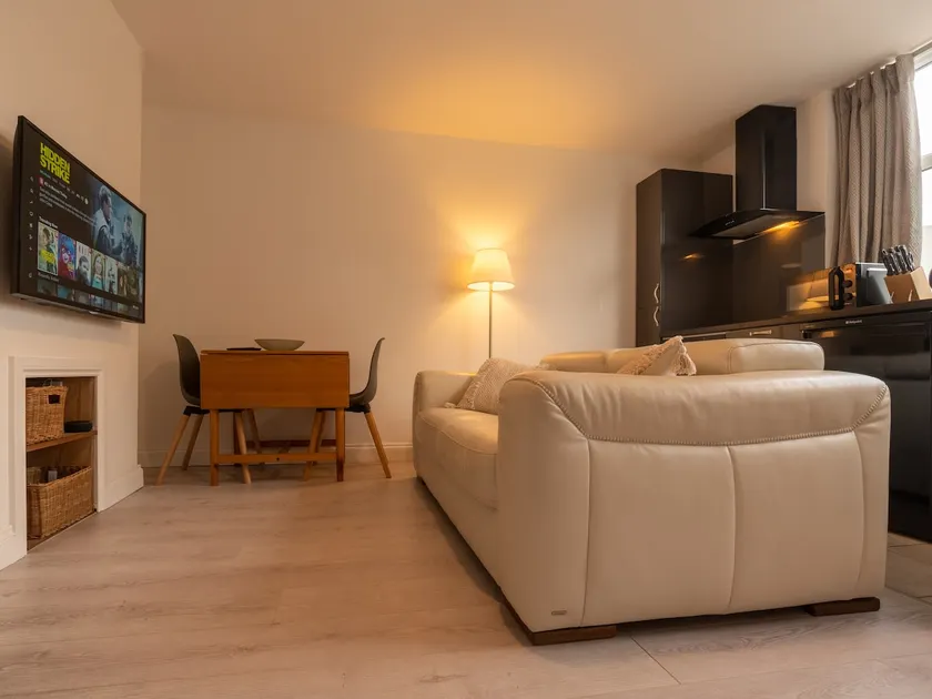 Luxury ground floor modern flat close to city with free parking - Image 1