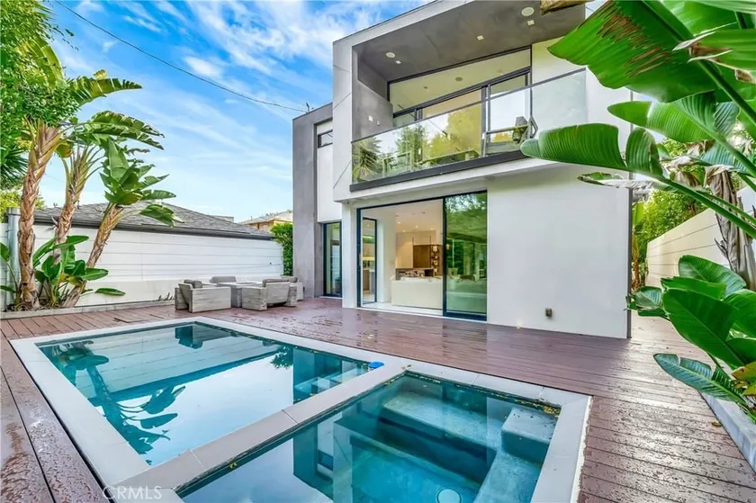 Modern 3 Bed 4 Baths Masterpiece - Image 1