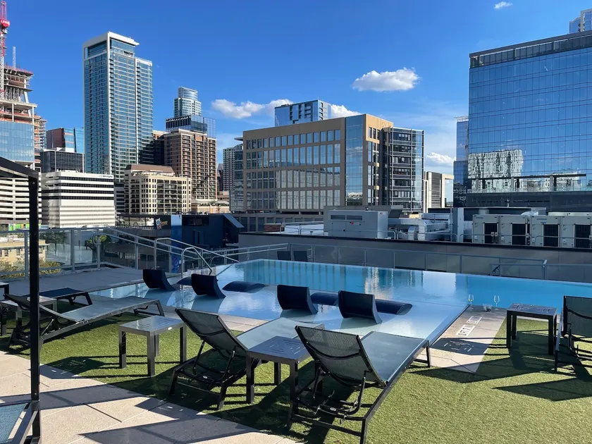 Dazzling Downtown 6th Street Apt, No Cleaning Fee - Image 1