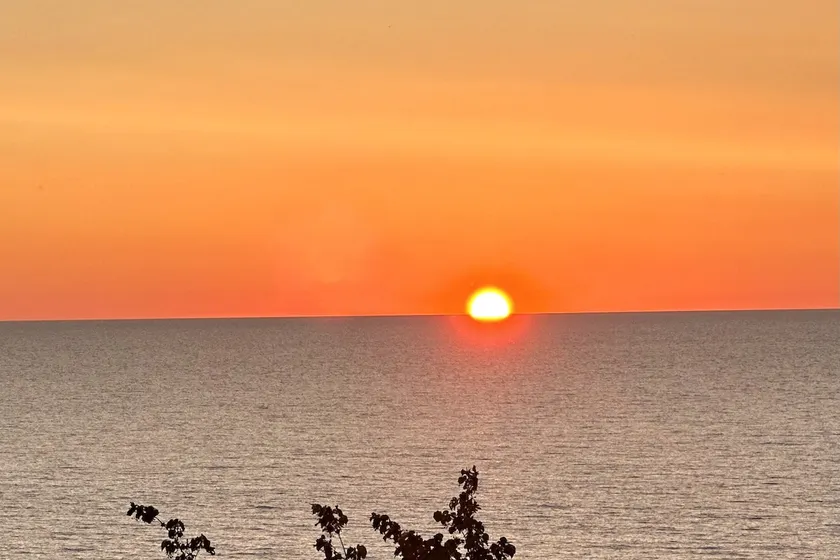Beach house on the Lake with hot tub, Bayfield ON - Image 1
