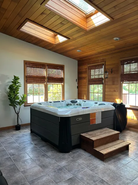 Indoor hot tub minutes to casino - Image 1