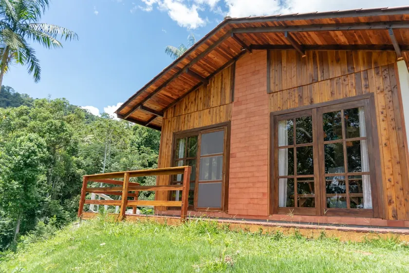 Wooden house overlooking the mountains - Image 1
