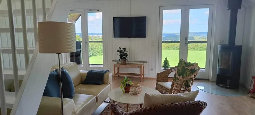 Wooden house with panoramic view - Image 1