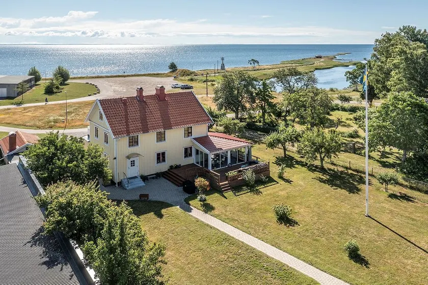 Cabin near the ocean - Image 1