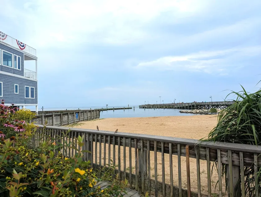 Large Bungalow 2 Blocks to Beach - Image 1