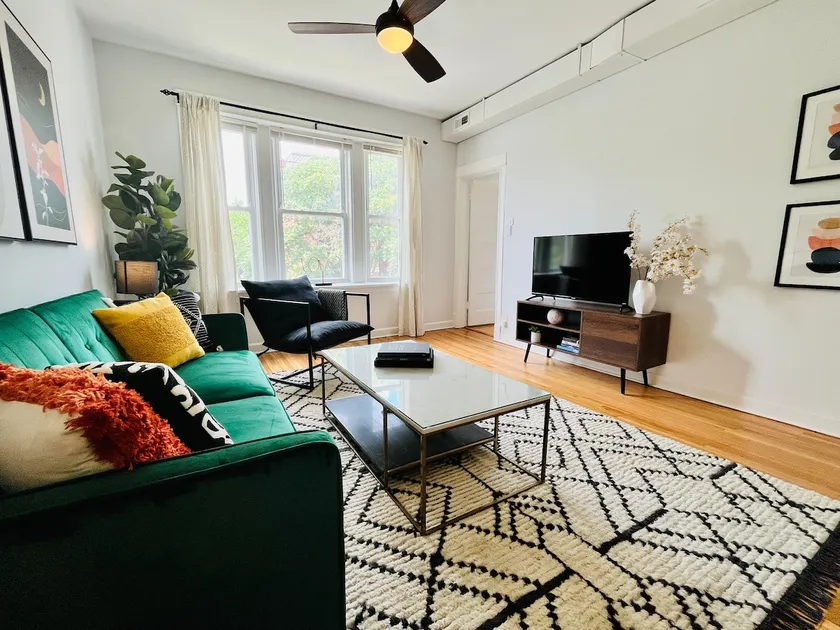 Colorful & Peaceful Boho-Chic Unit in Logan Square - Image 1
