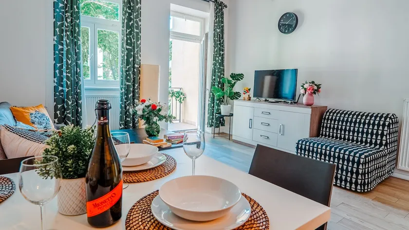 NEW Renovated Central Chic-Retreat Aprt w/ Balcony - Image 1