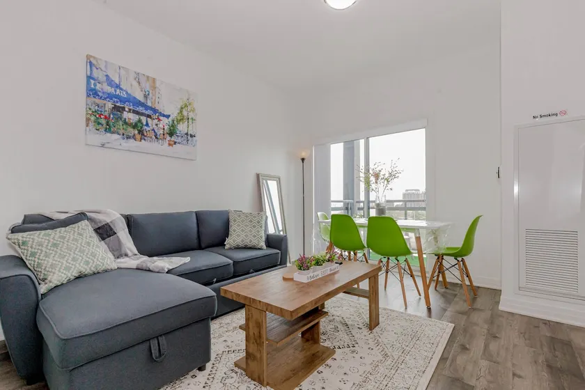 Condo in Oakville - Image 1