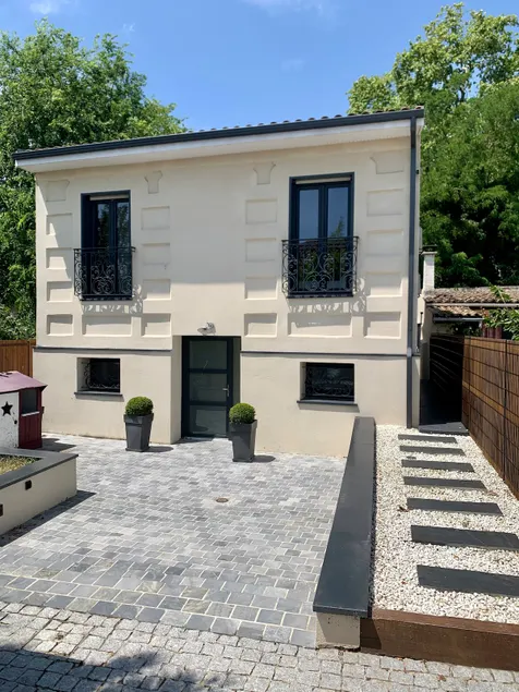 Talence house with 3 bedrooms, parking and garden - Image 1