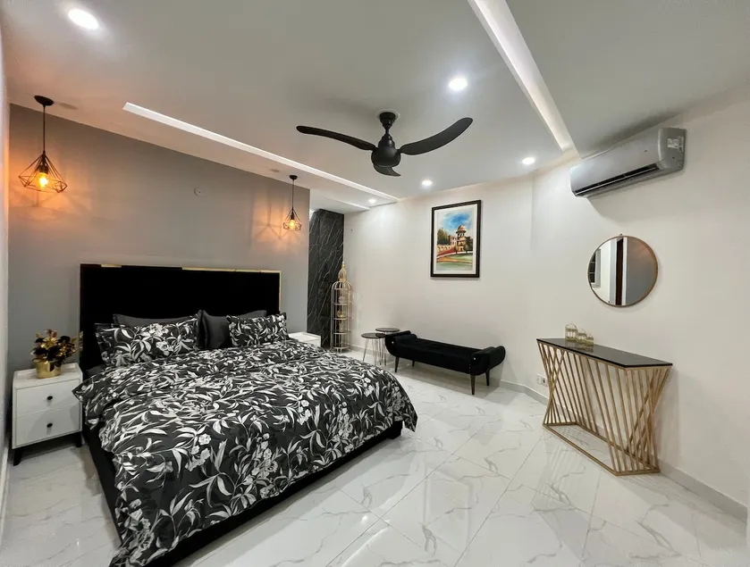 Chic Noir 1-BR Apt in Gulberg - Image 1