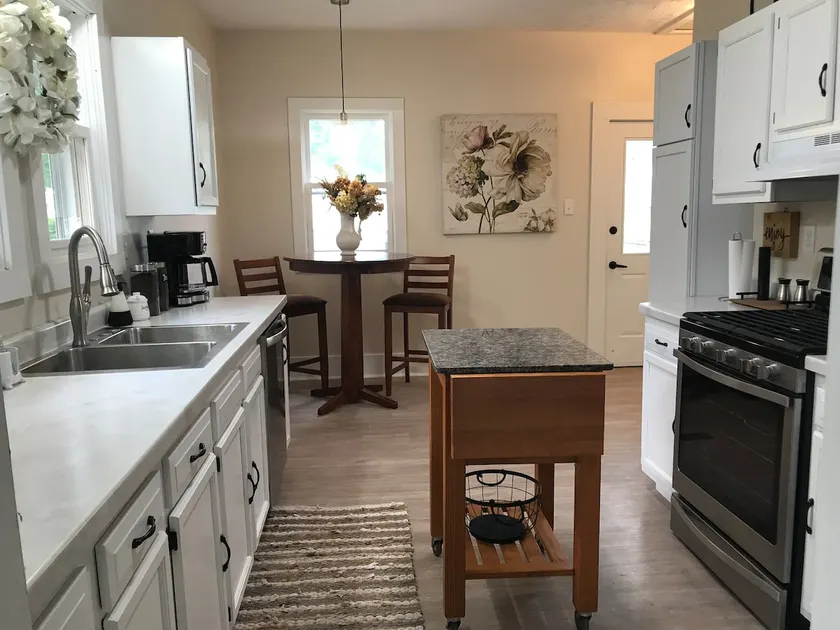829 Columbia Cottage - Image 1