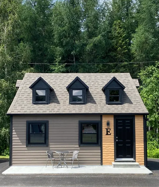 Chalet E- Queen * Pets Allowed - Image 1