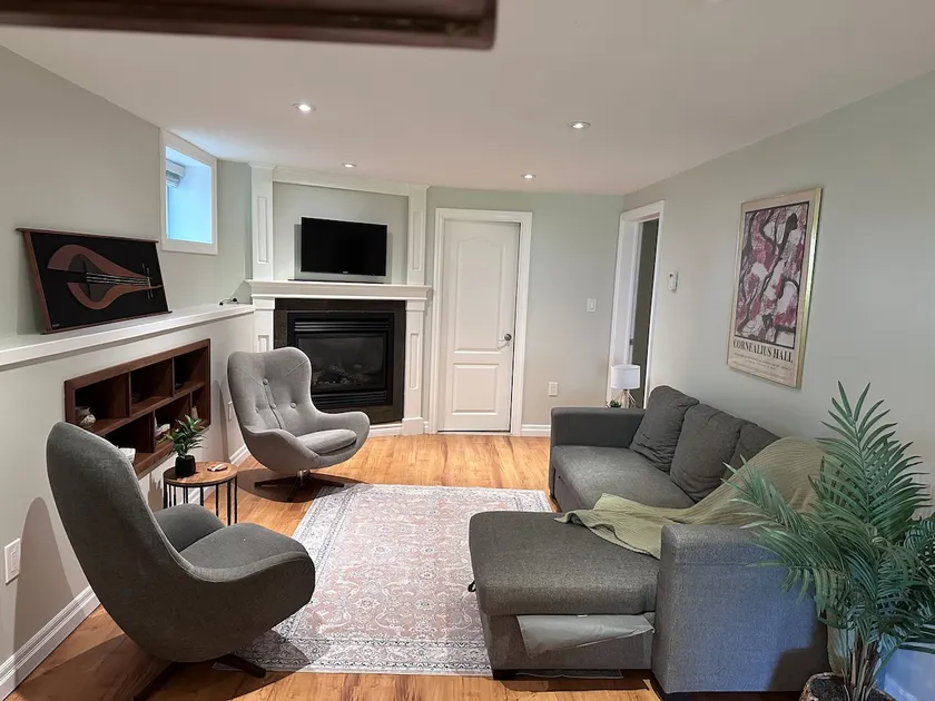 Cozy 2 bedroom Main Street suite - Image 1