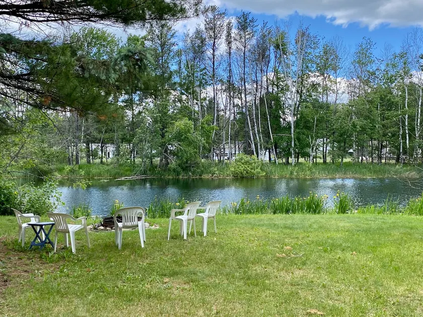 Year round cozy cabin on Trout haven Pond, close to trails & Lake St. Helen - Image 1