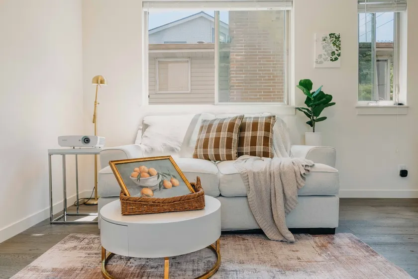 2b2b Modern Upper Unit/1 min to Discovery Park - Image 1