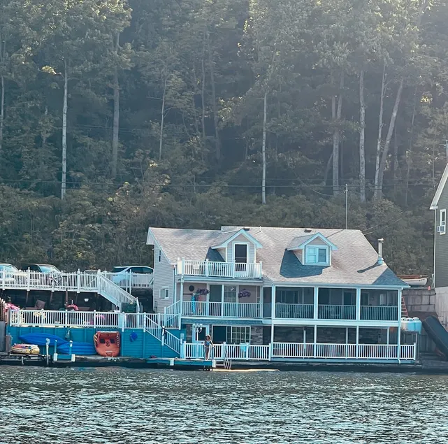 Lake Living Paradise! - Image 1
