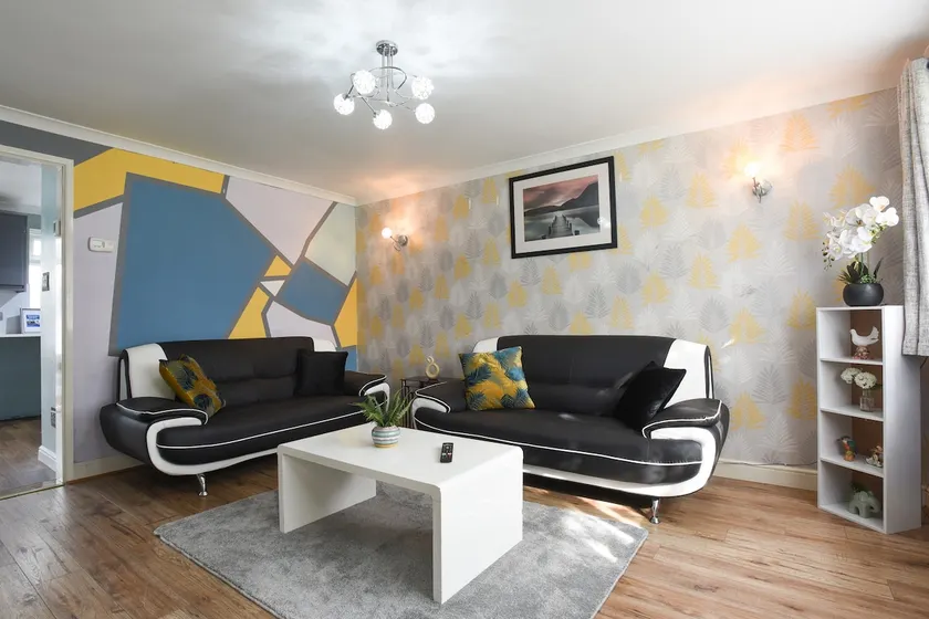 Spacious 4Bed Home near Port Solent with garage - Image 1