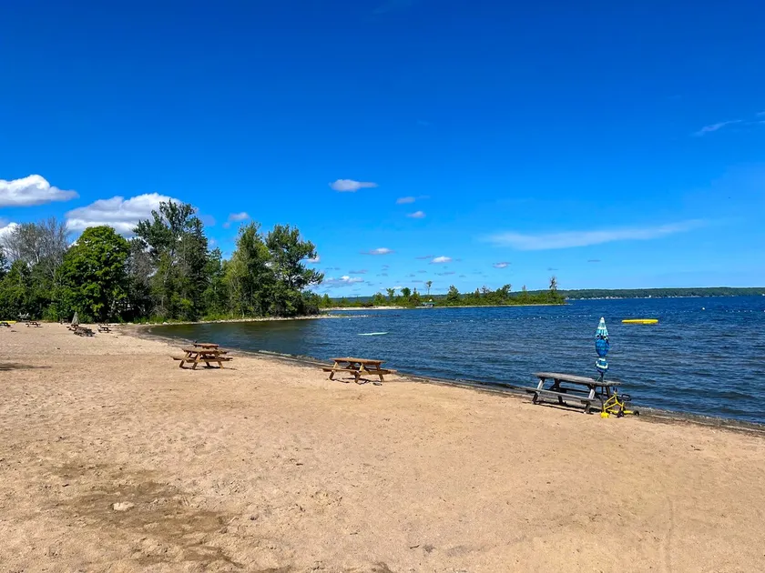Lakeside Retreat: Steps to Sandy Beach - Image 1