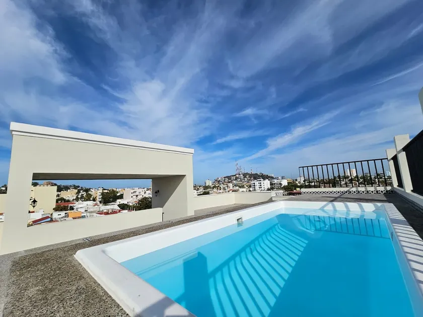Las Hadas: City Condo with Pool - Image 1