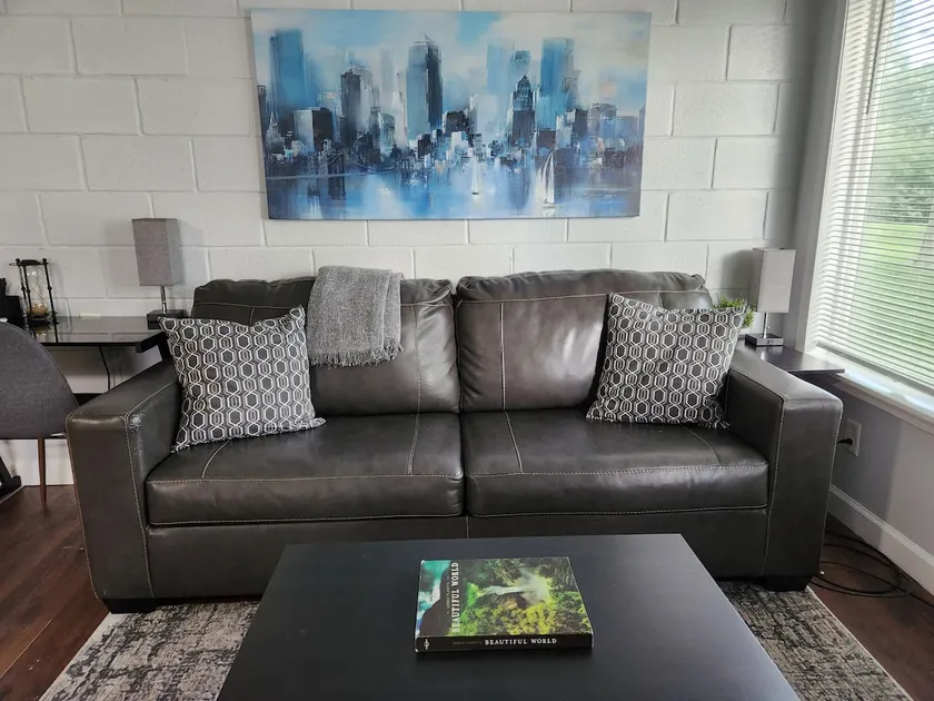 Welcoming 1 Bedroom Individual Apartment - Image 1