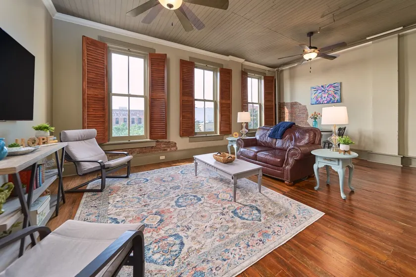 The ”Sonya Phelps” Room Historic Downtown Apt - Image 1