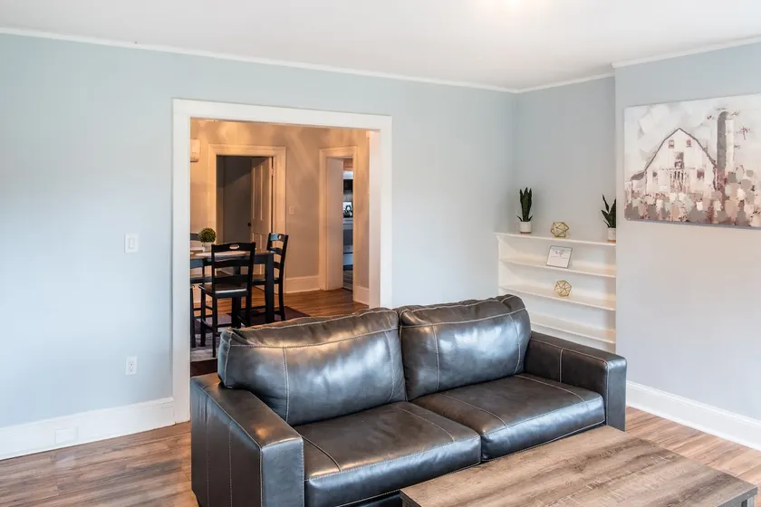 Sunny modern with office space near waterfront! - Image 1