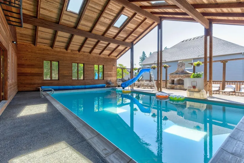 Portland Pool Lodge - Image 1