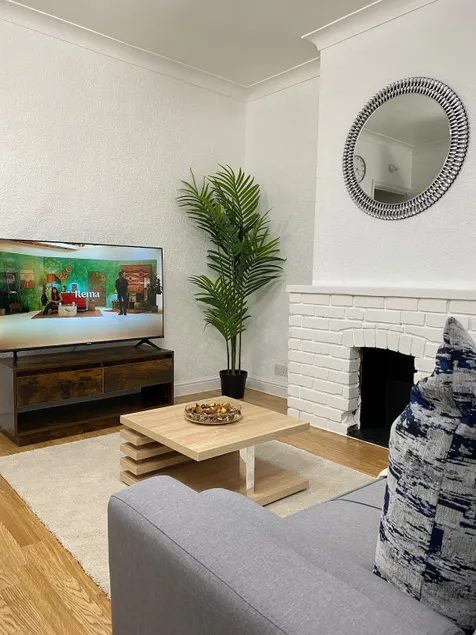 Cosy 3 BR house with free parking, garden & wifi - Image 1