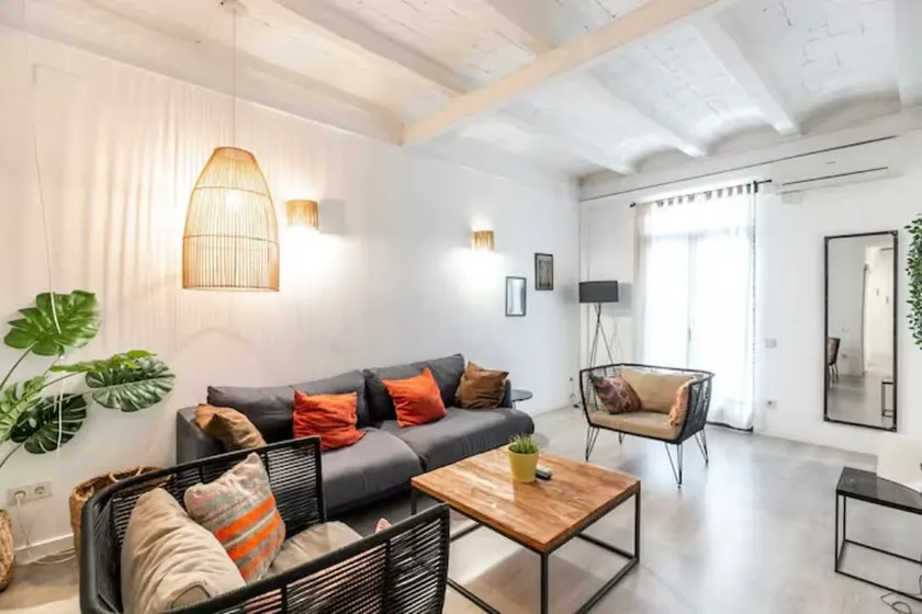 Modern 2BR with balcony in Plaza España - Image 1