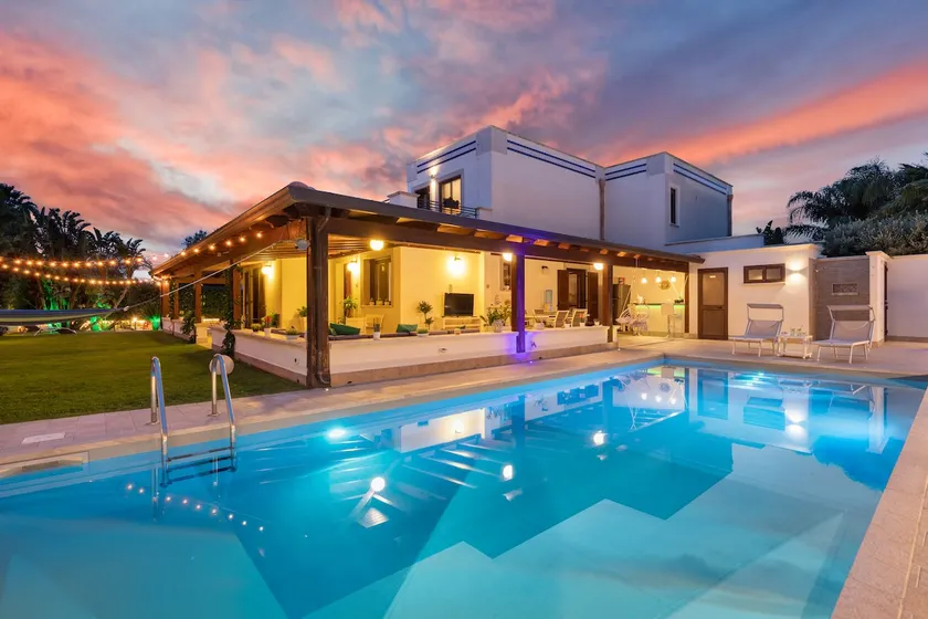 Splinterny villa med swimmingpool, have og bordtennis, et stenkast fra havet - Image 1