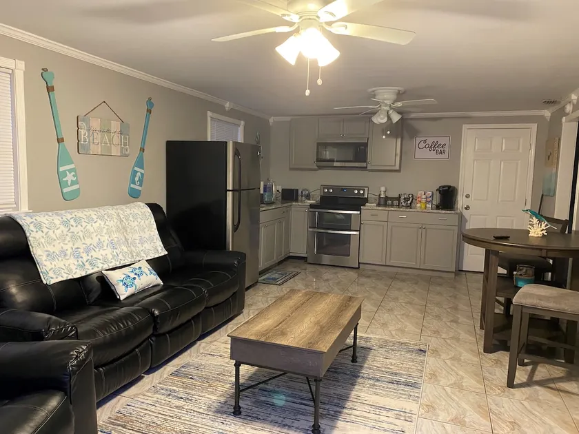 Bev's Beachy Bungalow - Image 1