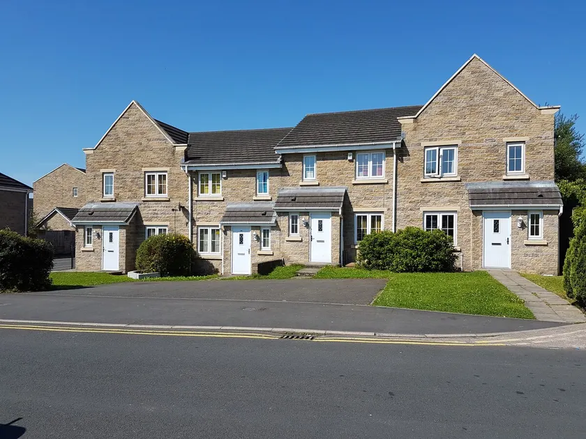 ClariTurf 4 Bed House Stadia Parks Canal Sky Nflix - Image 1