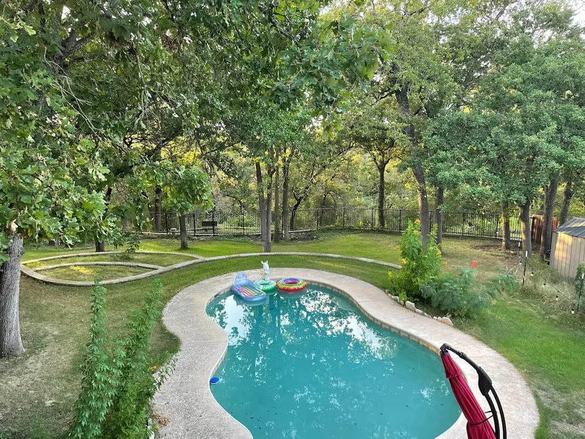 Pool, 1 Acre, Cave, 5 Bedroom Oasis in S. Austin - Image 1