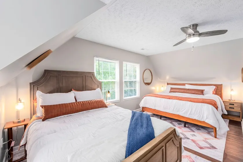 Upstairs Apt-King bed, kitchen, 6 mi to downtown - Image 1