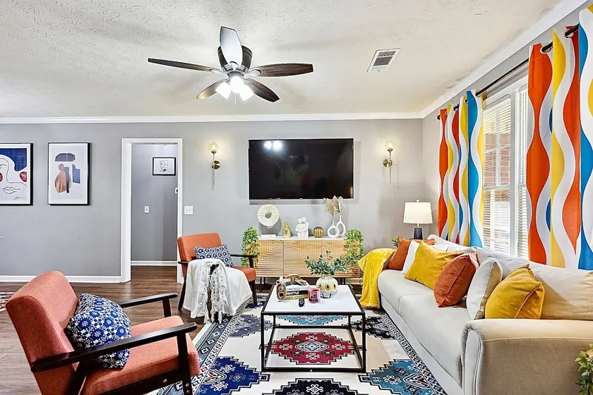 GA’s Peaches - Where Modern Meets Southern Comfort - Image 1