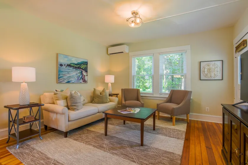 A Luxurious Retreat in Mystic Ct - Image 1