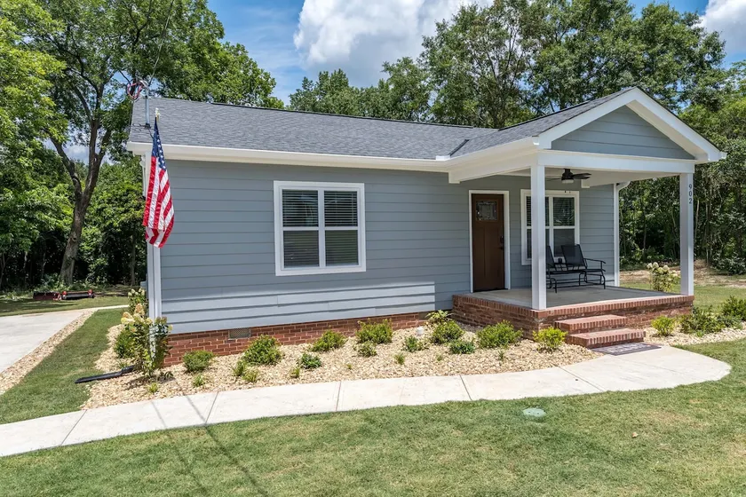 Southern Comfort Bungalow~ Cozy, Central, Charming - Image 1
