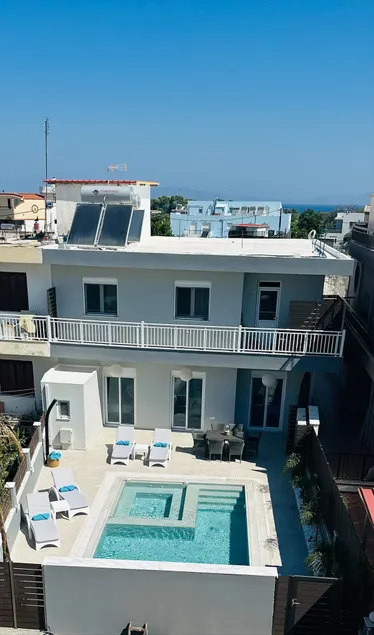 Flev's Luxury House with pool - Image 1
