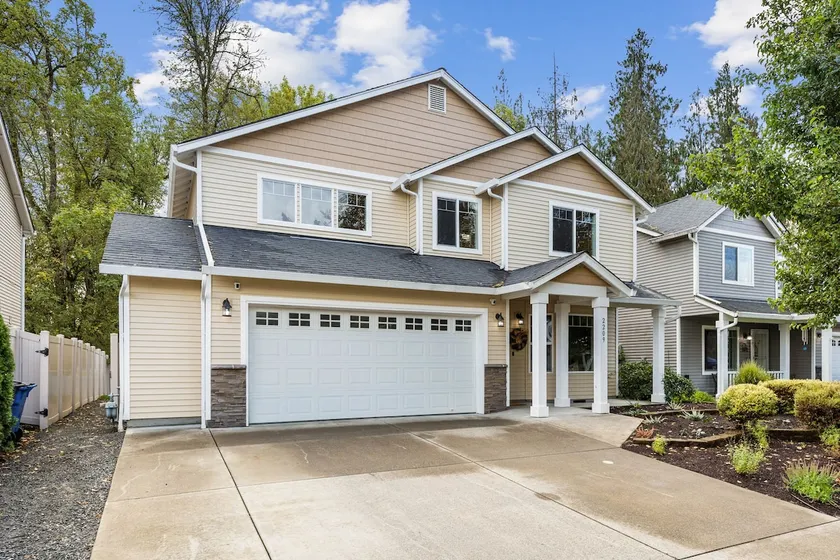 Spacious 4 bed near park/trails - Image 1