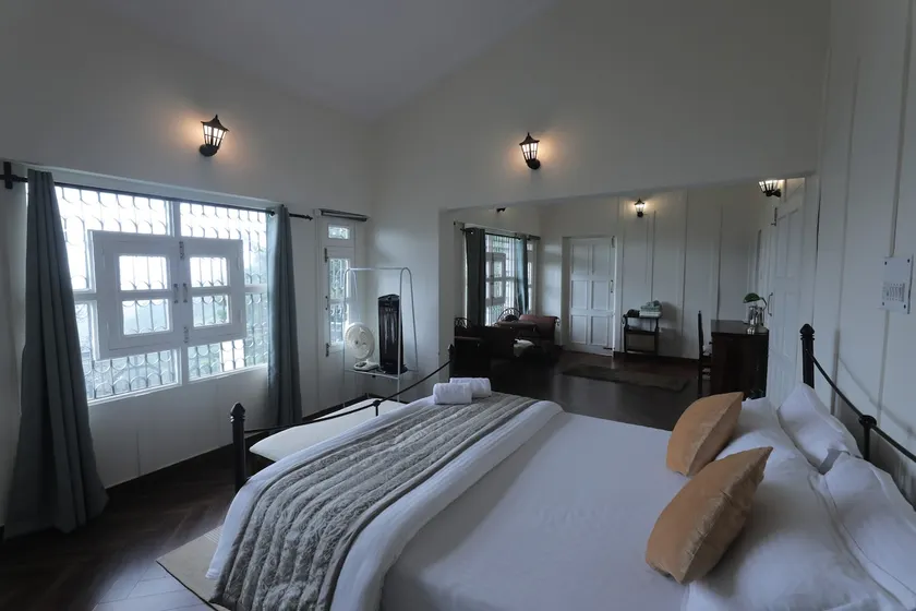Parisian Private Cottage with Fast WiFi & Parking! - Image 1