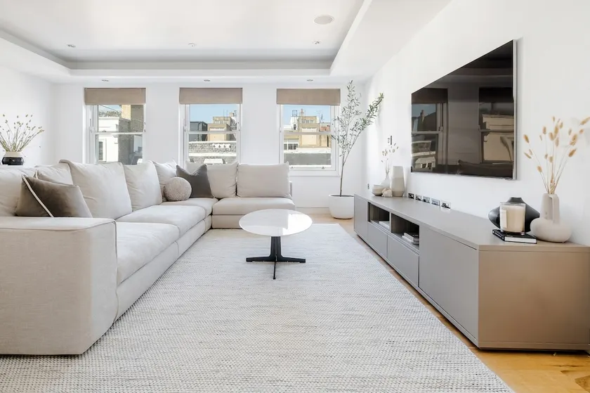 Stunning single level Mayfair 3 Bed flat with AC - Image 1