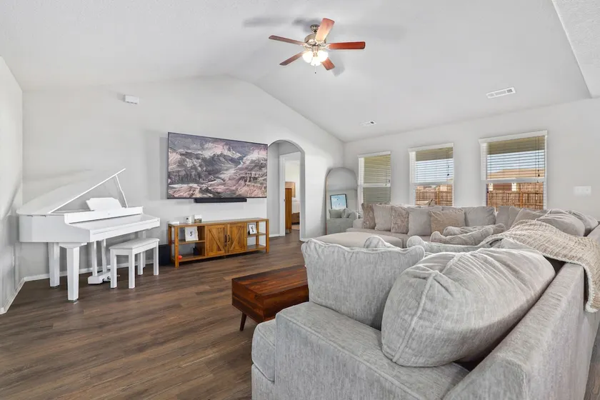 Entire Home - Spacious 3BR w/Piano+Workspace - Image 1