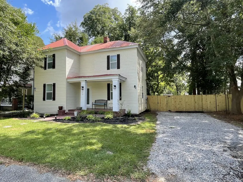 Cozy Downtown 3 BR House w/ private backyard - Image 1