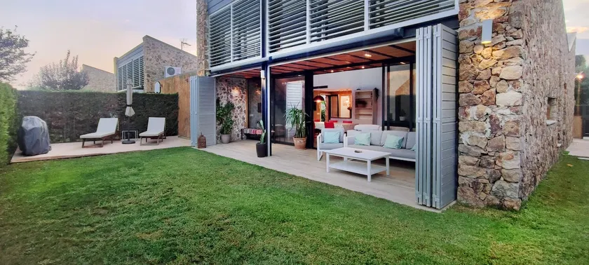 House with a garden and a community pool - Image 1