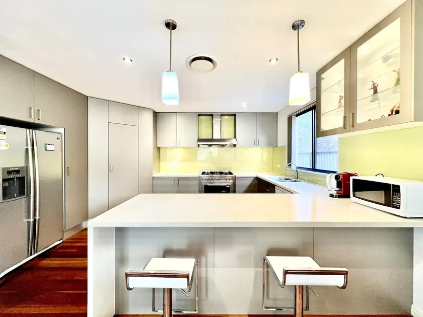 Cheerful 3bed home FreeP/Close to the station - Image 1