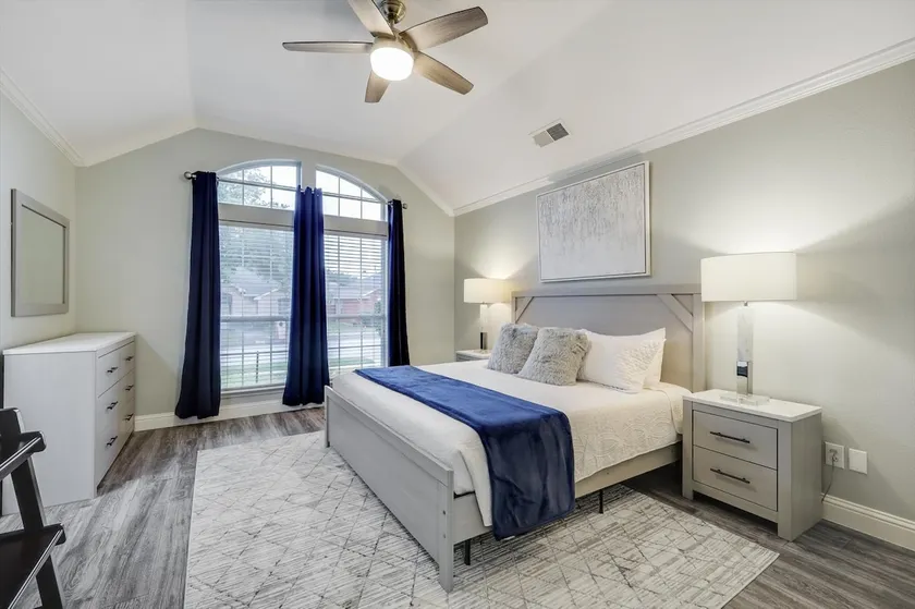 Luxury in Lewisville King Bed+ Smart TVs in rooms - Image 1