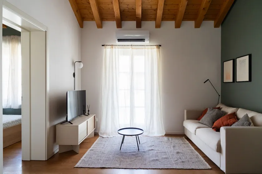 Double Private Parking, 2 Bedrooms & 2 Bathrooms - Elegant Apartment in Old Town - Image 1