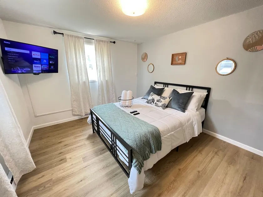 Charming 2BD 1BA Apartment - Image 1