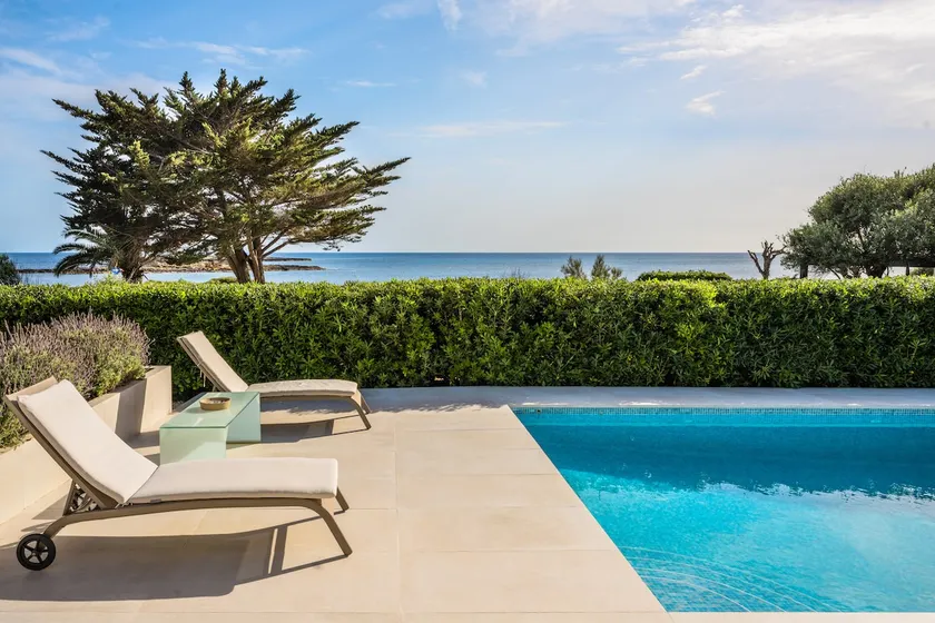 Charming beachfront villa - Image 1
